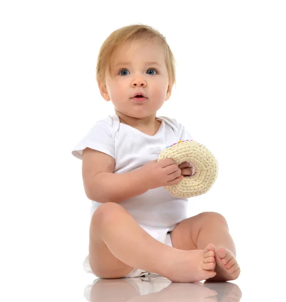 Säugling Kind Baby Mädchen Kleinkind kriechen glücklich suchen gerade ein — Stockfoto