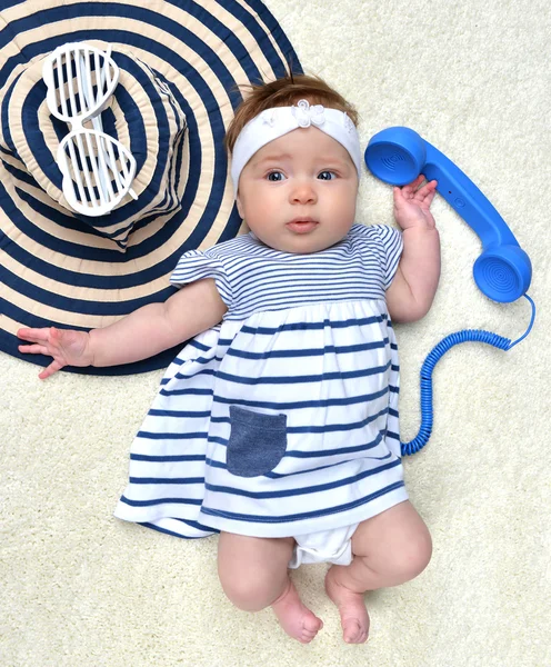 4 개월 유아 아기 소녀 누워 에 a 등 행복 와 태양 — 스톡 사진