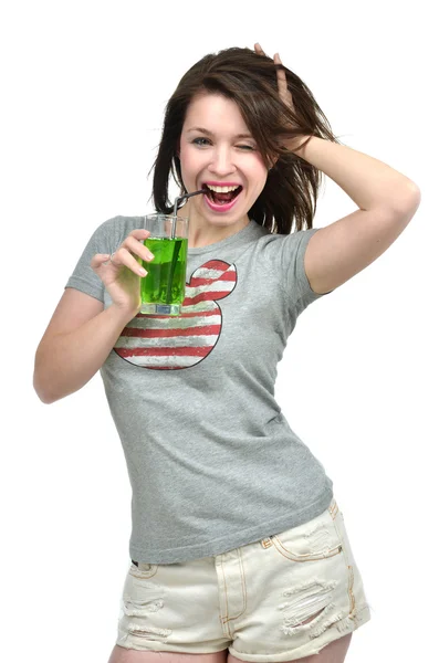 Schöne gesunde Lebensweise brünette Frau trinken grünen Saft Coc — Stockfoto