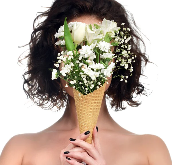 Mujer ocultar su cara con ramo de tulipán gypsophila chrysanthem —  Fotos de Stock