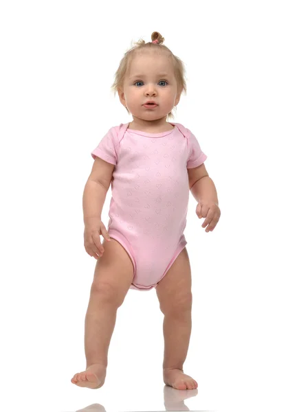 Child baby girl kid toddler in pink body cloth make first steps — Stock Photo, Image