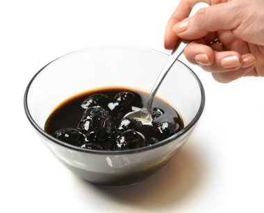 Şeffaf cam kase ve çay kaşığı tatlı ceviz reçeli