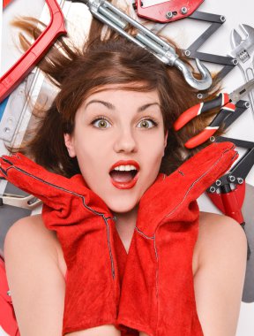 El ile bir yerde yatarken contructor işçisi mutlu genç kadın