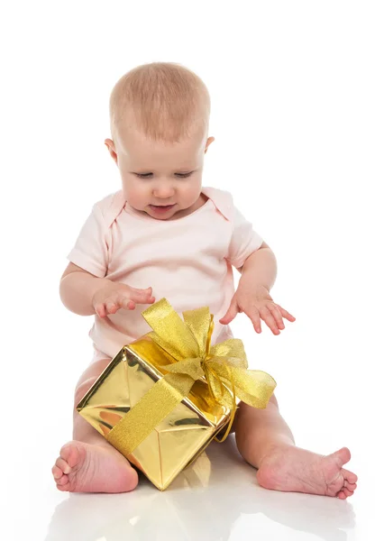 Ребёнок-младенец с золотым подарком на день рождения — стоковое фото