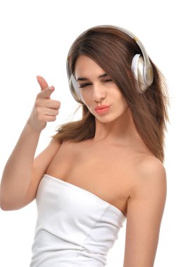 dinleme ve müzik altın kulaklık keyfi esmer kadın 