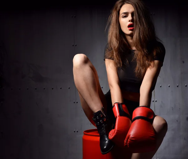 Сексуальная женщина с красными боксерскими перчатками в спортзале — стоковое фото