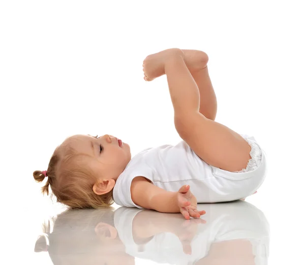 Baby kind meisje in luier liggend op een rug en opzoeken — Stockfoto