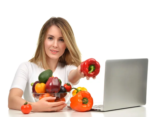 Mulher nutricionista confiante trabalhando na mesa com laptop moderno — Fotografia de Stock