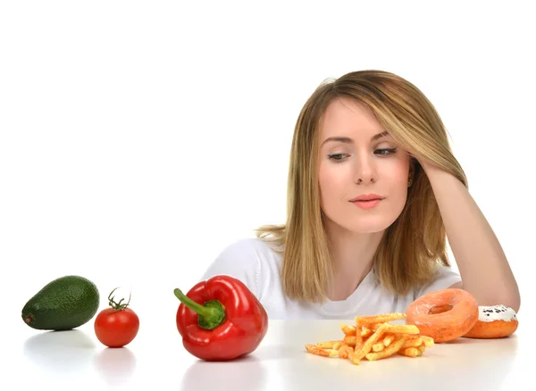 Mujer dietista mirando verduras aguacate tomate pimienta y — Foto de Stock