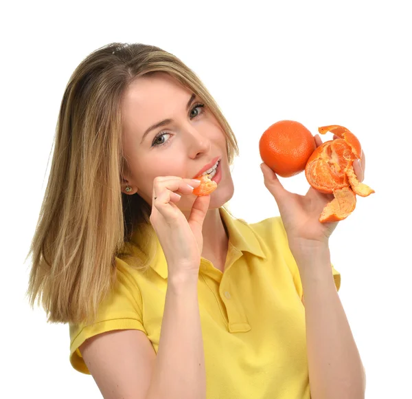 Woman eating tangerine mandarin fruit — ストック写真
