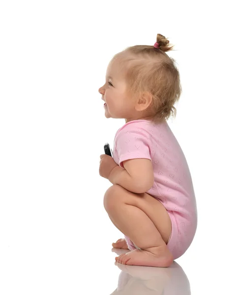 Pembe bez bebek bebek kız oturan ve dışarı gülerek lo — Stok fotoğraf