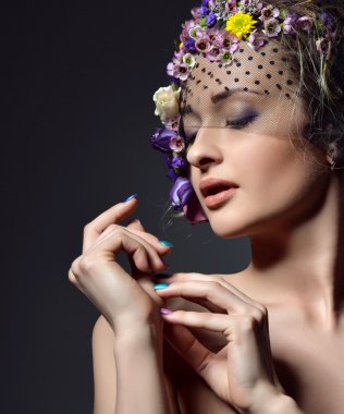Narin çiçekler ile güzel genç moda kadın portre 