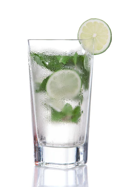 Cocktail mojito verde in vetro highball con menta e lime — Foto Stock