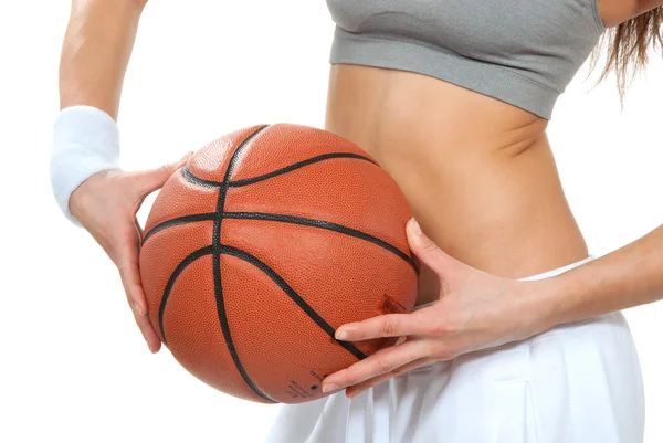 Basket-ball dans les mains minces de joueur de basket-ball femme . — Photo