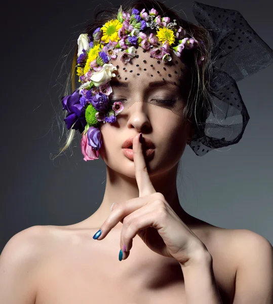 繊細な花のtssと美しい若いファッションの女性の肖像画 — ストック写真