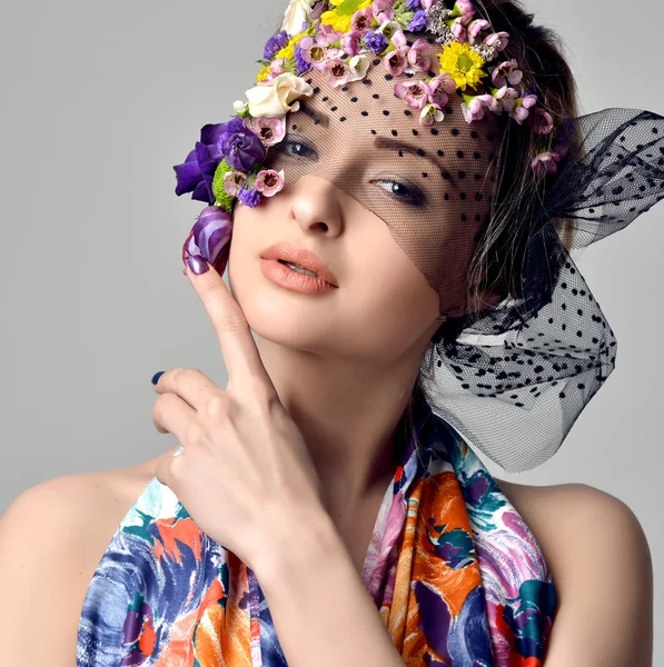 美しい若い女性は自分の髪で繊細な花を持つ — ストック写真