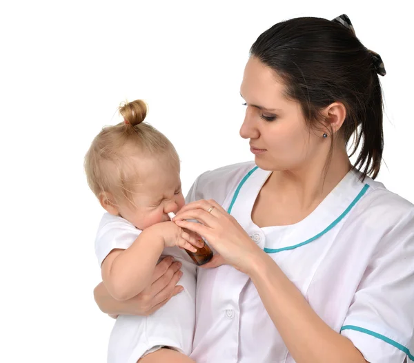 Mujer mano usando medicina nariz spray nasal para bebé niño chil —  Fotos de Stock