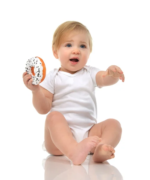 Малыш-младенец играет на полу и смотрит — стоковое фото