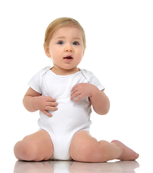 Kind kind baby meisje peuter zit van vloer gelukkig op zoek st — Stockfoto