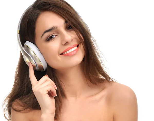 Mujer morena escuchando y disfrutando de la música en auriculares dorados —  Fotos de Stock