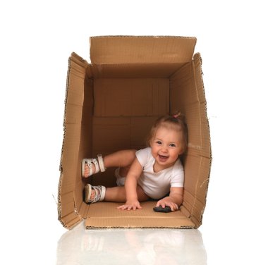 Mutlu küçük çocuk bebek kız Fu sahip bir karton kutunun içinde gizleme