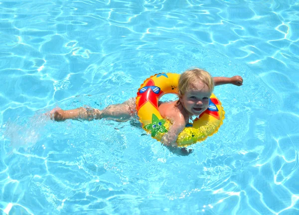 Yüzme havuzuna LIF içinde yüzmeyi öğrenme oynayan mutlu çocuk — Stok fotoğraf