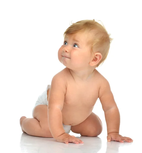 Младенец ребенок девочка в подгузнике ползает счастливый глядя вверх — стоковое фото