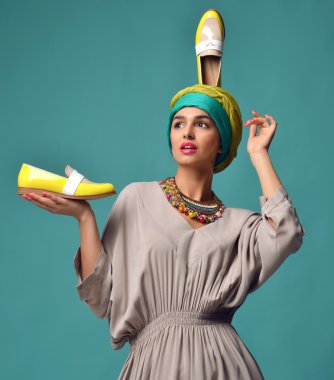 Glamour ile mavi ve sarı kıvırcık saçlı güzel Amerikalı kadın