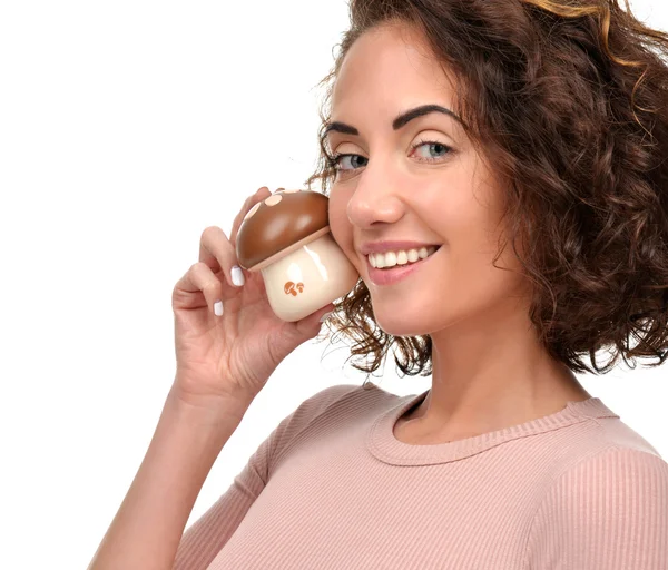 Hübsche lockige Frau mit falschem Pilz in der Hand, die lächelt — Stockfoto