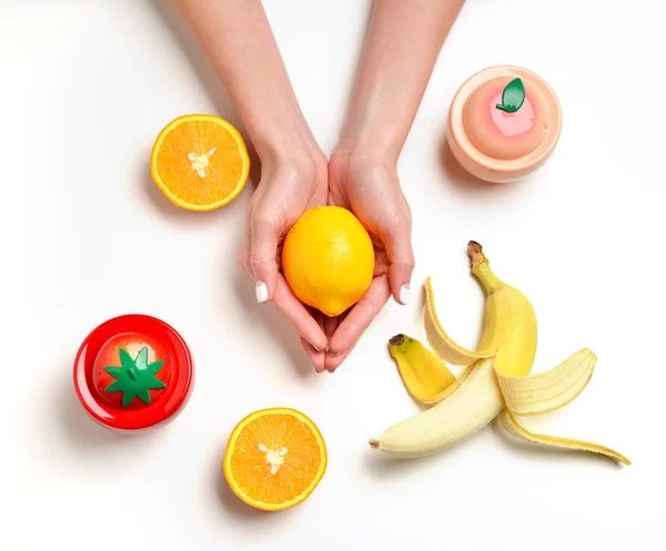 Mani con frutta arancia limone pesca e fragola — Foto Stock