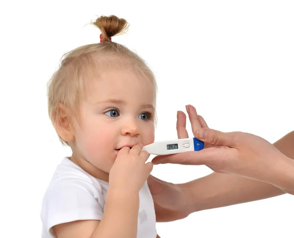 Médico de la mano que mide la temperatura del bebé niño pequeño niño con — Foto de Stock