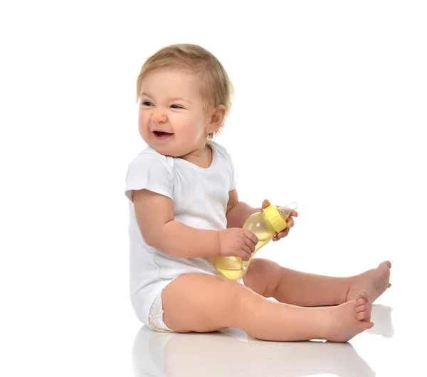 Enfant bébé bébé tout-petit assis et boire de l'eau de la fe — Photo