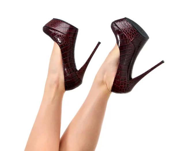 Dokonalé ženské nohy nosí vysoké podpatky boty vyrobené z hada kožená — Stock fotografie