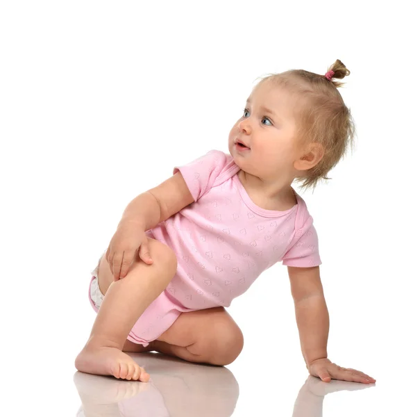 Niño de seis meses niño pequeño sentado en cuerpo rosa y día —  Fotos de Stock