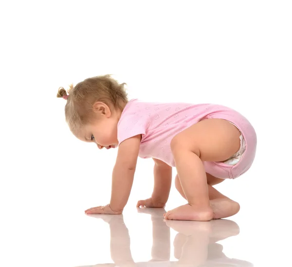 Menina infantil bebê na fralda rastejando feliz sorrindo isolado — Fotografia de Stock