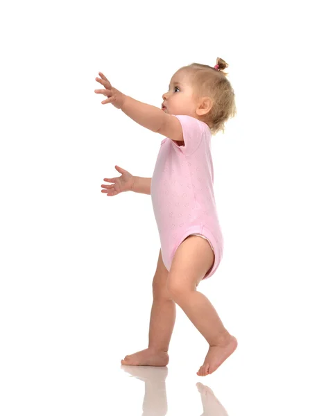 Nyfödda barn baby flicka kid småbarn i rosa body duk göra första — Stockfoto