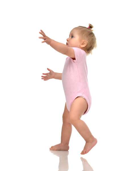Младенец ребенок девочка ребенок ребенок в розовой ткани тела сделать первый
