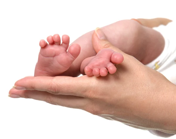 Bebé recién nacido pies en manos de la madre. Mamá e hijo — Foto de Stock