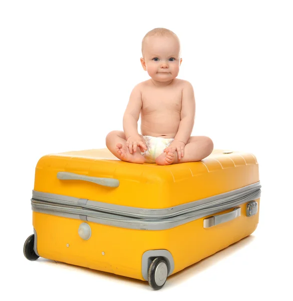 Fröhliches Kleinkind im gelben Reisekoffer aus Plastik — Stockfoto