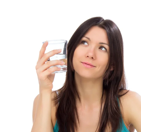 Joven mujer feliz beber vaso de agua potable y mirando t — Foto de Stock