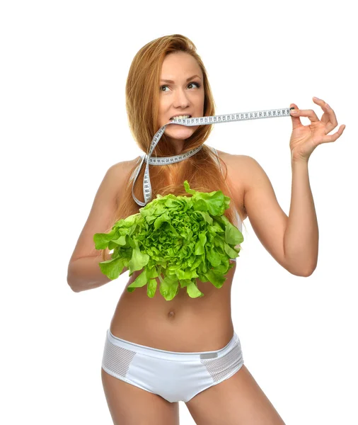 Mulher bonita em dieta com salada de comida saudável e fita m — Fotografia de Stock