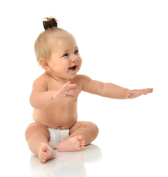 Säugling Kind Baby Mädchen Kleinkind sitzend lächelnd lachend suchend — Stockfoto