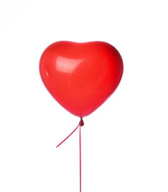 Kırmızı kalp lateks balon. Beyaz üzerine izole edilmiş doğum günü partisi için tek bir nesne.