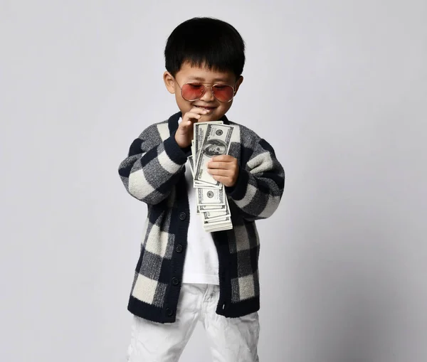 Happy asian rich kid boy millionär in modern brille zählt dollar cash money, das er in der hand hält. Glücklicher Sieger — Stockfoto