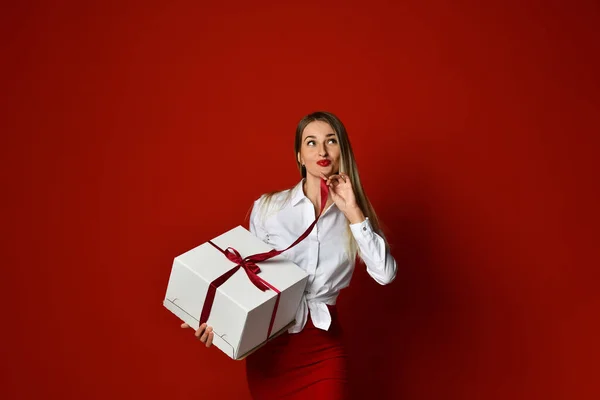 Donna bionda con regalo grande scatola regalo per il nuovo anno 2021 sta guardando lo spazio copia in alto e la pianificazione — Foto Stock