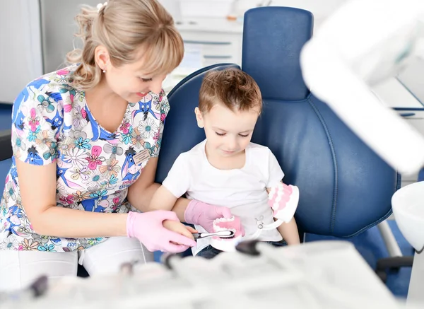 Москва, Росія - 18 березня 2019: У стоматолога. Дитячий стоматолог пояснює дитині, що за допомогою щелепи з мандибулою. — стокове фото