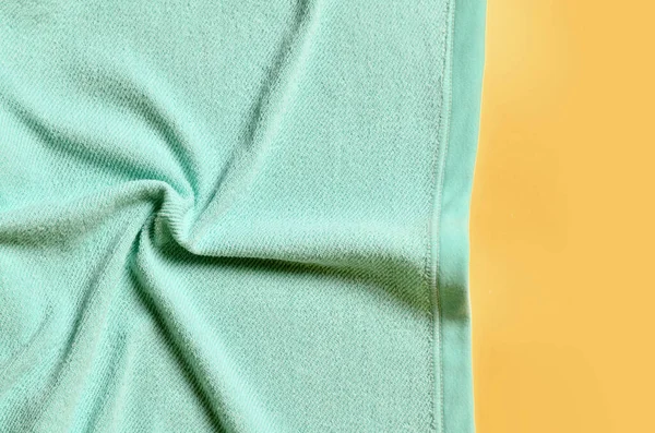 Крупный план на голубой слегка скрученной ткани, ткани, текстиля. Край. Isolated — стоковое фото