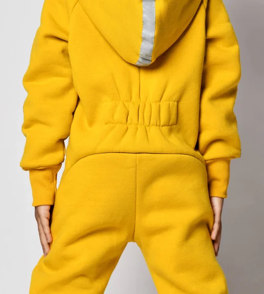 Close-up afbeelding op de naaste details van gele jumpsuit met capuchon overall kleding stof textuur — Stockfoto