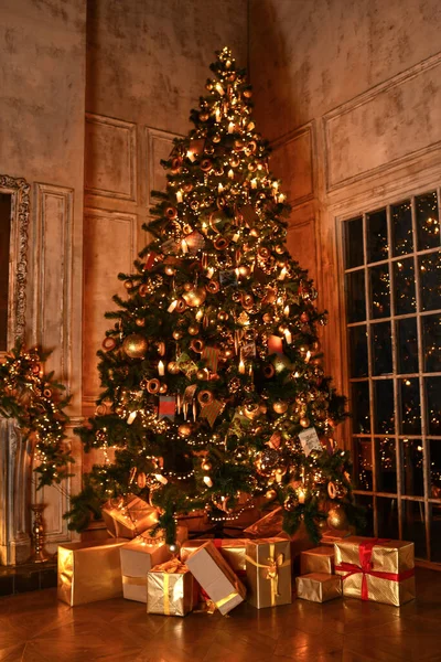 Рождественский, новогодний интерьер со студией дизайна лофта украшенной елкой с гирляндами, шарами и подарочными коробками — стоковое фото