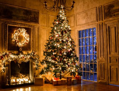 Noel, Yeni Yıl. Çatı katı tasarım stüdyosu. Çelenk, balo ve hediye kutularıyla süslenmiş köknar ağacı.